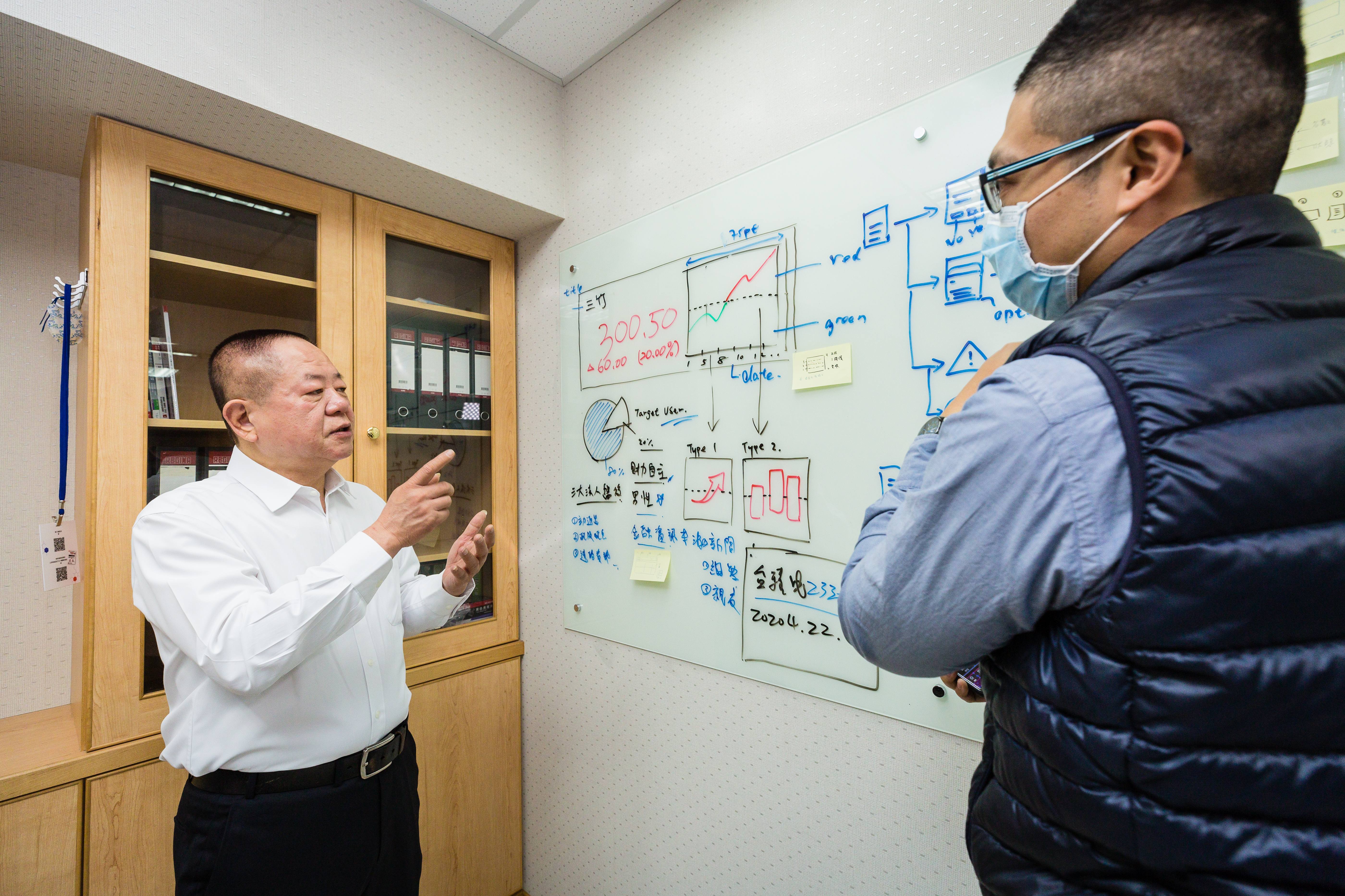 邱宏哲自己會組電腦、灌軟體、寫程式，他選人不看學歷，看功力。