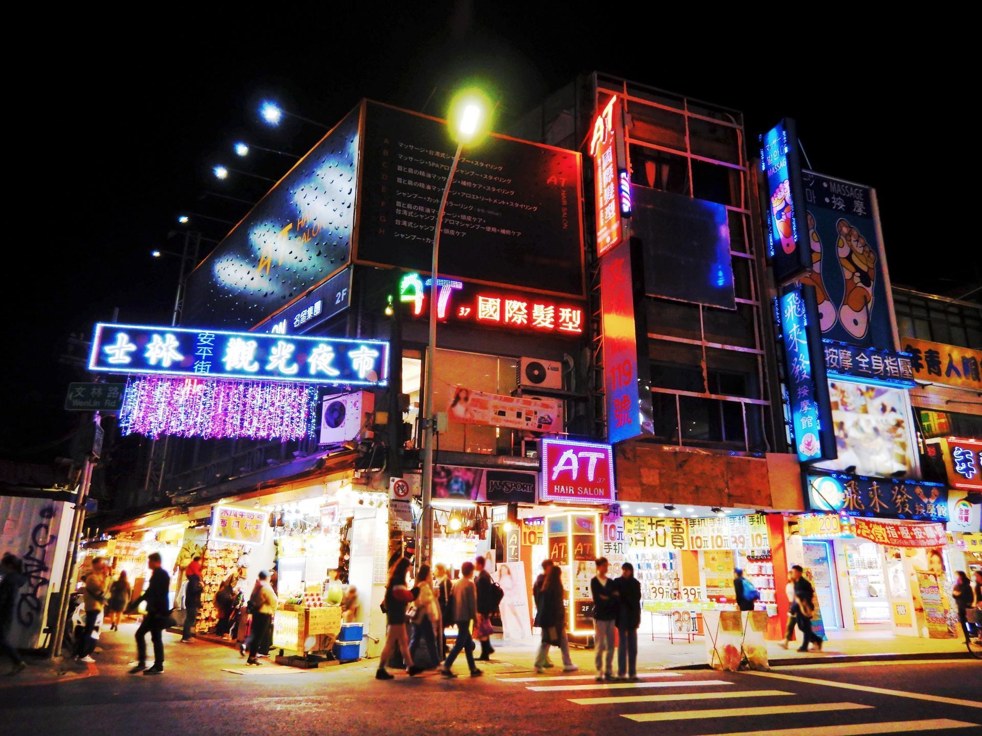 疫情趨緩,民眾的「報復性出遊」,連帶拉高旅宿和交通費用。(翻攝自Photo A-C)
