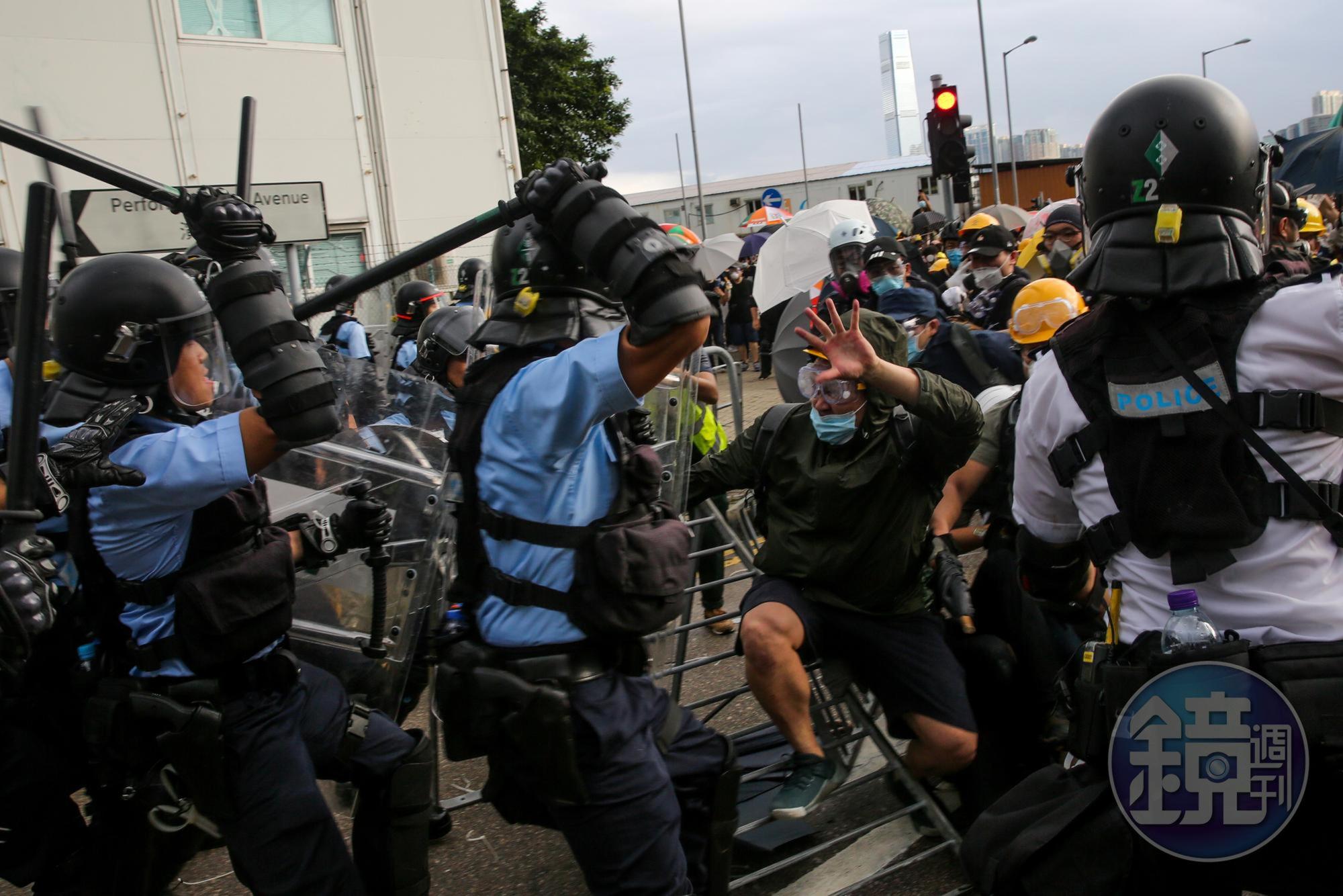 香港爆發反送中事件時，不少香港示威者遭到警方暴力攻擊。（本刊資料照）