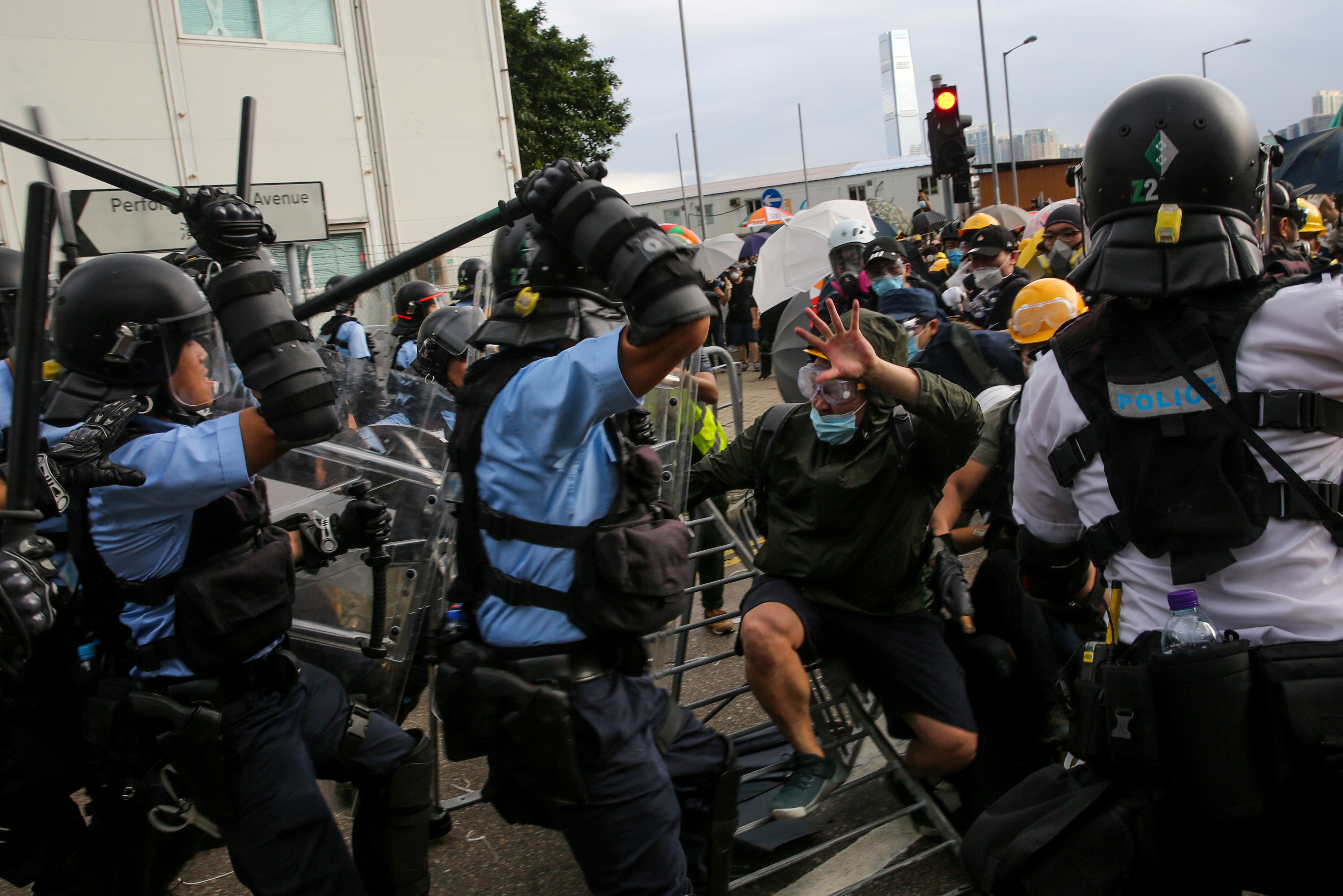 香港爆發反送中事件時，不少香港示威者遭到警方暴力攻擊。（本刊資料照）