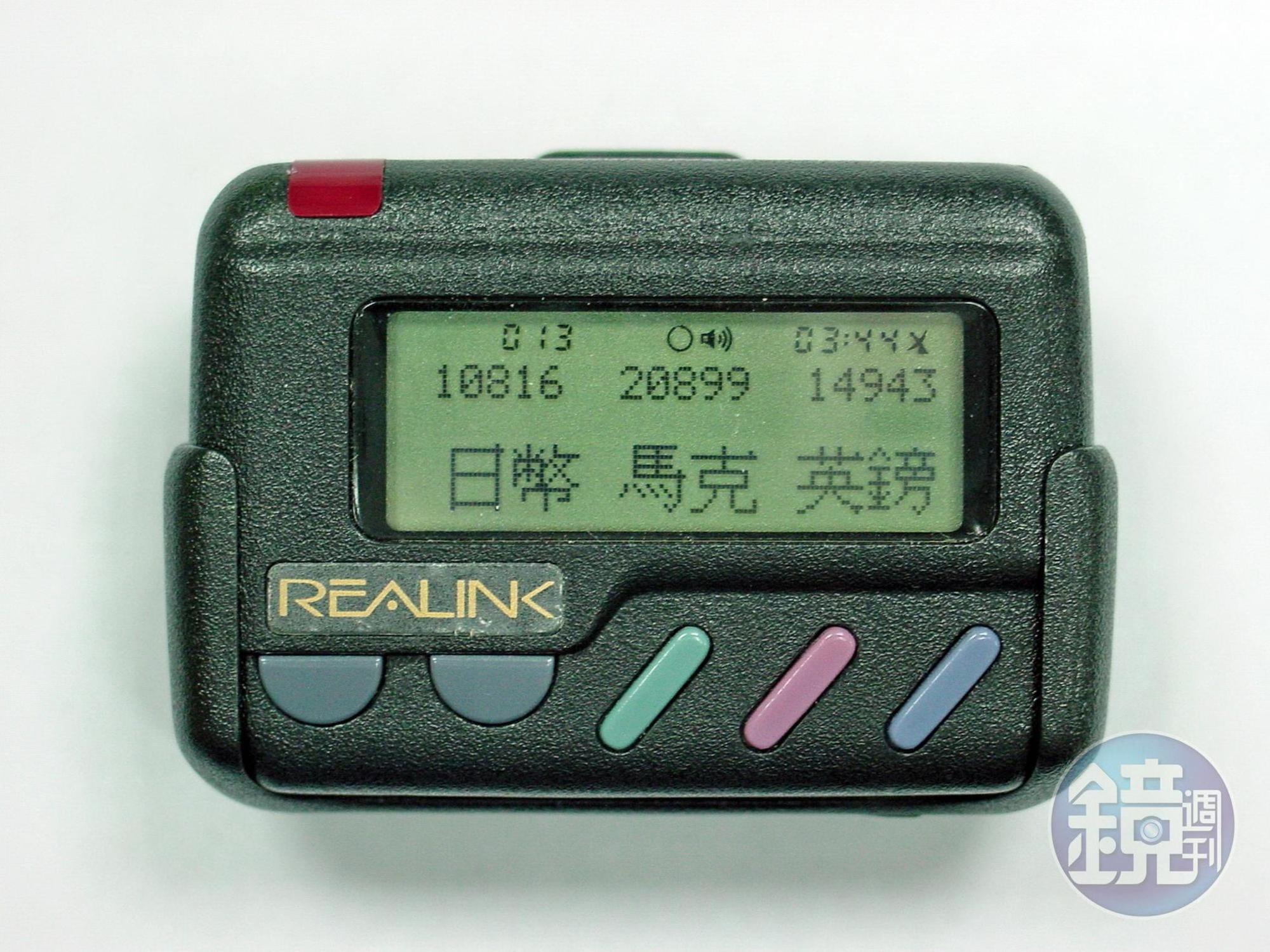 邱宏哲自己拆解B.B.Call研發出第一套外匯金融機，早期推給全台銀樓，累積出第二次創業金。（三竹資訊提供）