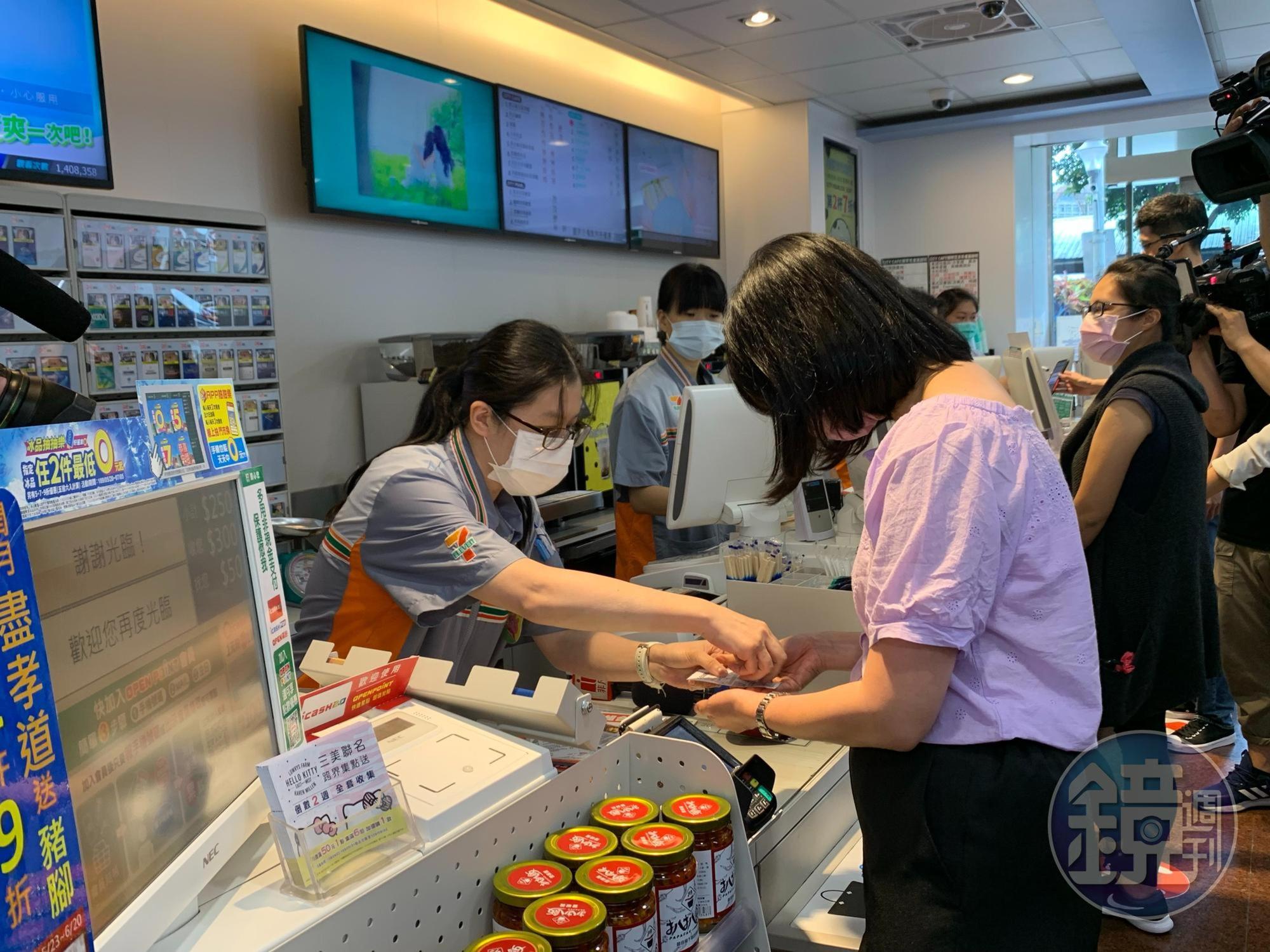7-11今（1日）下午3點開放民眾預購口罩，民眾幸運搶到順利結帳。（讀者提供）