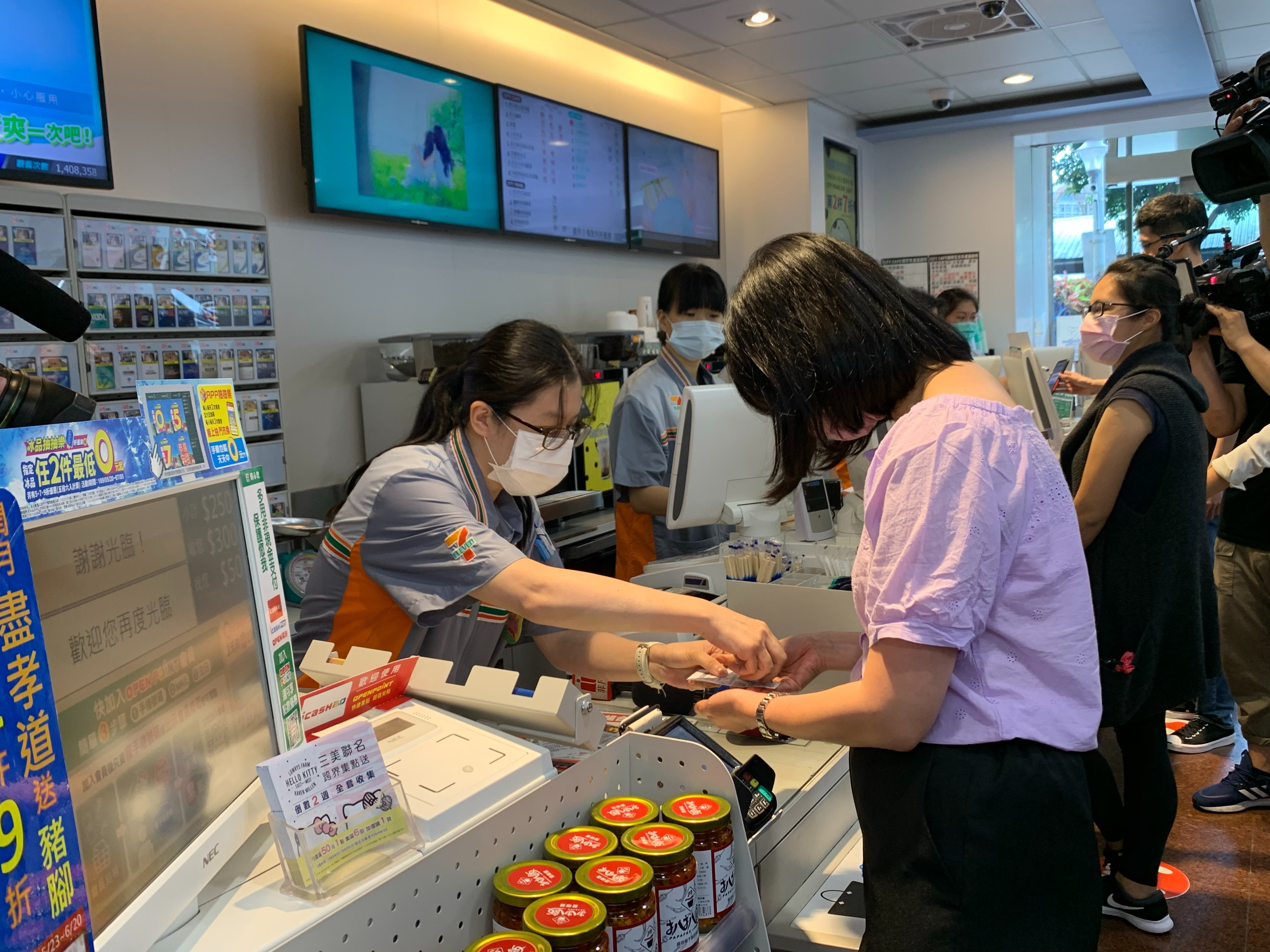 7-11今（1日）下午3點開放民眾預購口罩，民眾幸運搶到順利結帳。（讀者提供）