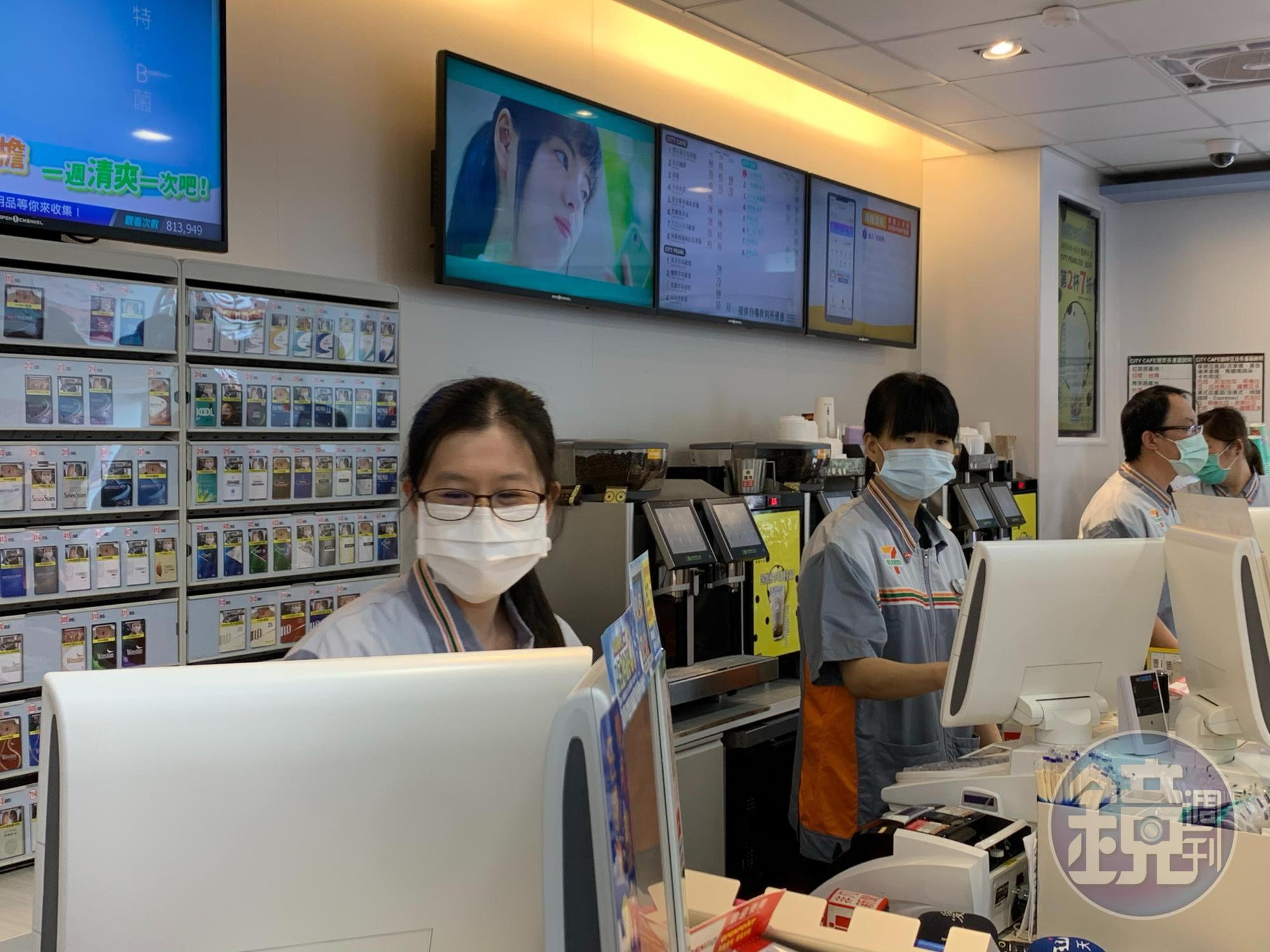 店員向民眾搖頭表示口罩預購賣完了。（讀者提供）