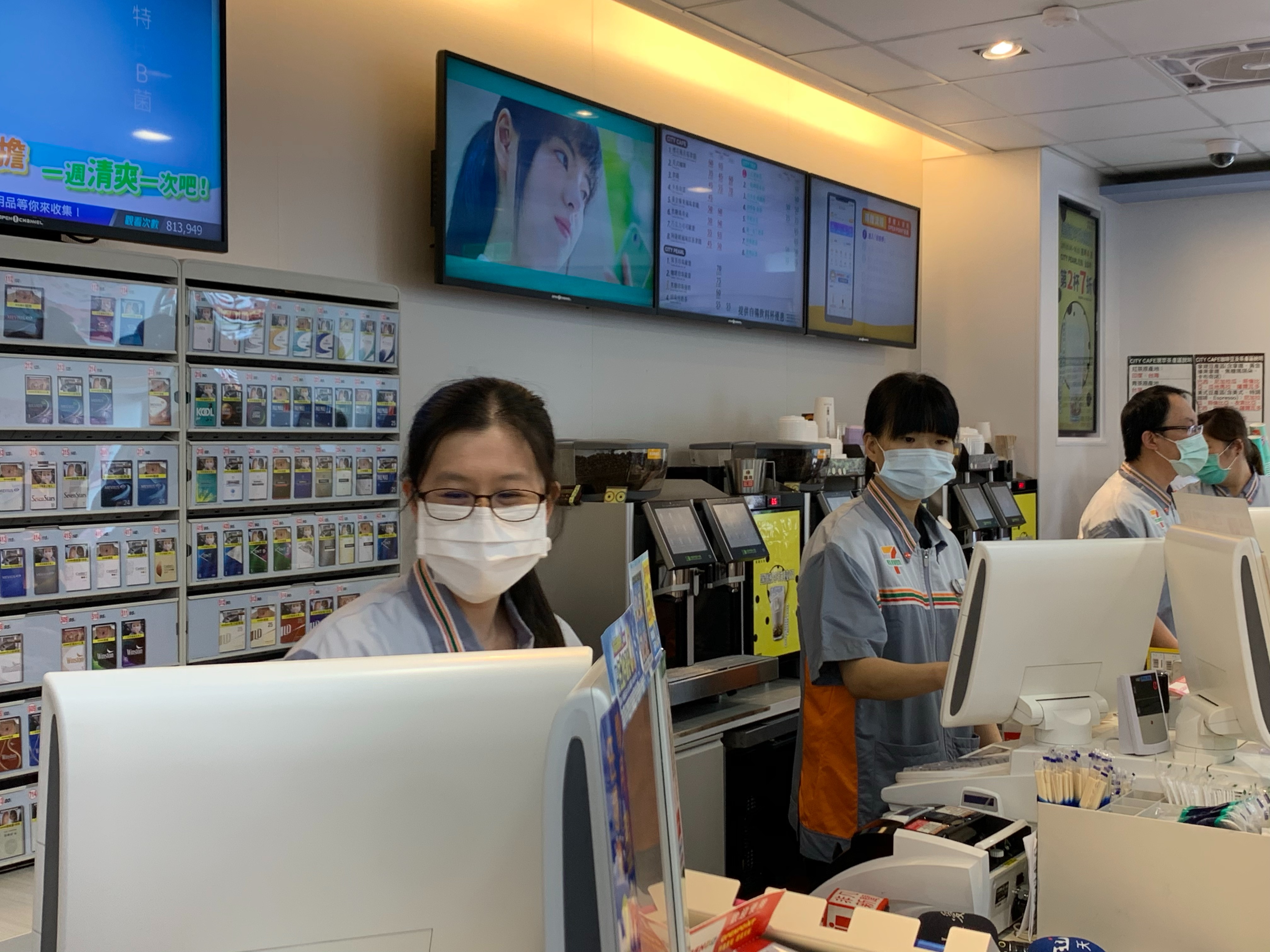 店員向民眾搖頭表示口罩預購賣完了。（讀者提供）