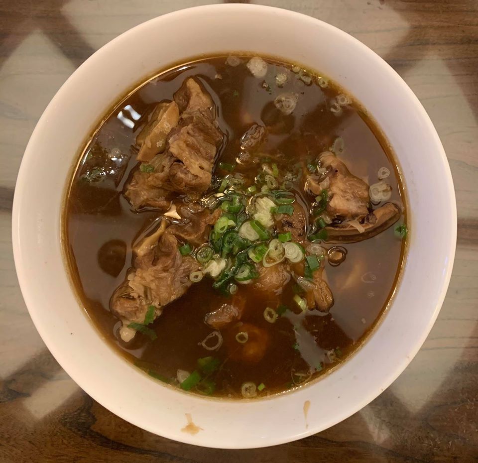 當年採訪前總統李登輝「破冰之旅」時，辜濂松總裁在峇里島請我喝了印尼最好喝的牛尾湯，今日複製這個「印尼牛尾湯」。