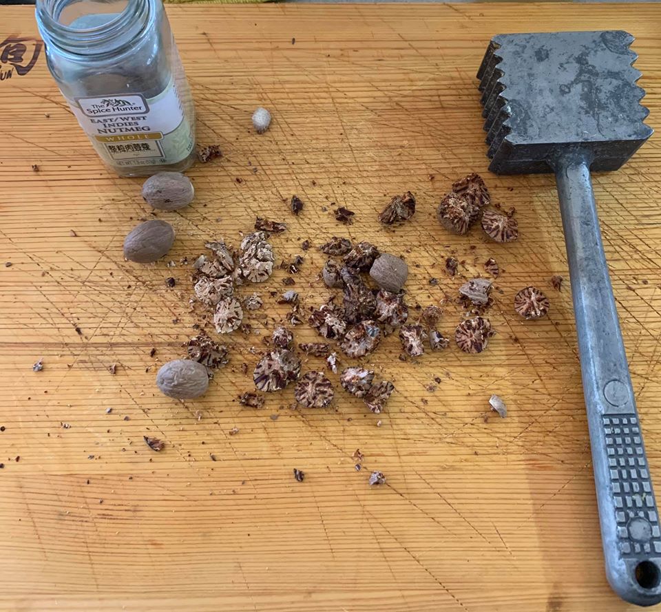 肉荳蔻需先敲碎,讓風味能快速釋出。