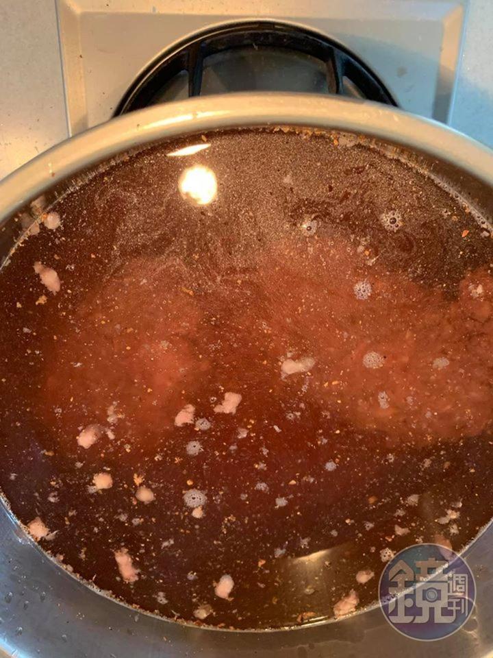 放入牛絞肉一起煮。