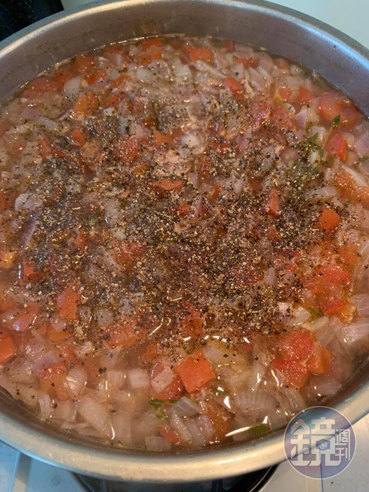 下黑胡椒與鹽巴調味。