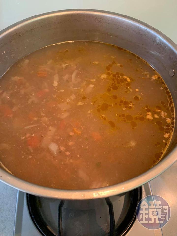 小火煮4小時後，得到一鍋牛肉清湯。