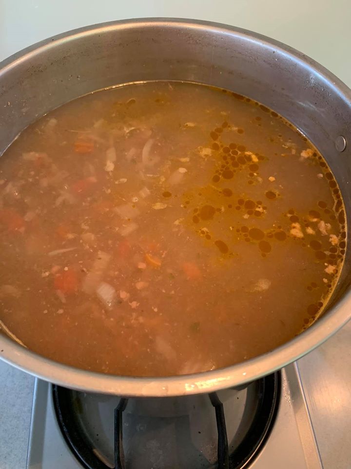 小火煮4小時後,得到一鍋牛肉清湯。