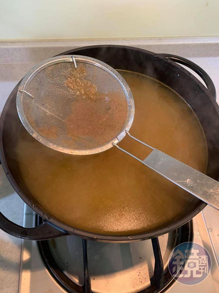 再用細篩過濾仔細一次。絞肉與蔬菜風味已全部釋出湯中，可棄之不用。