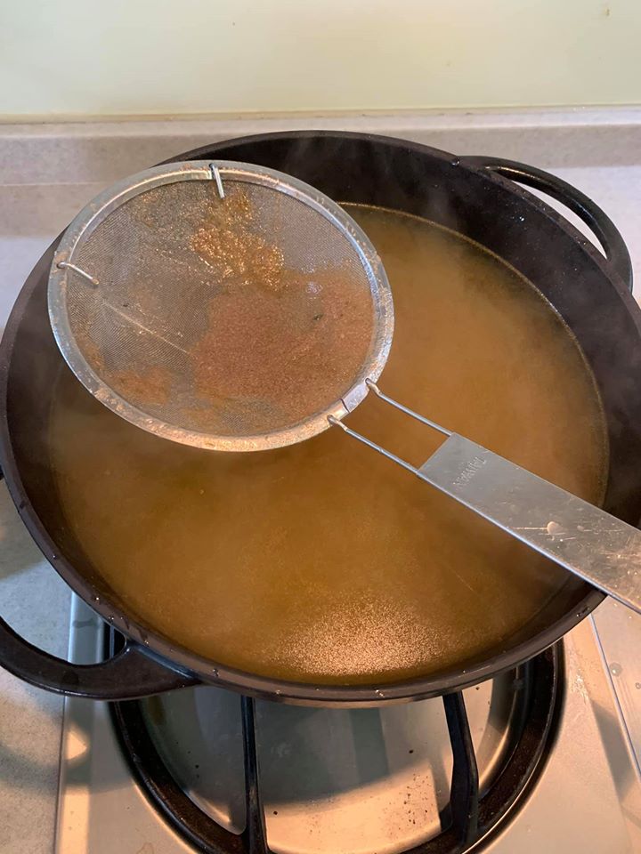 再用細篩過濾仔細一次。絞肉與蔬菜風味已全部釋出湯中,可棄之不用。