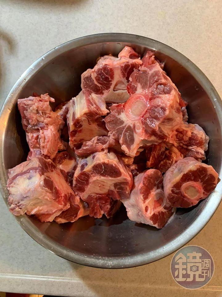 牛尾2條切3.5公分肉塊，剪除旁邊的肥油。