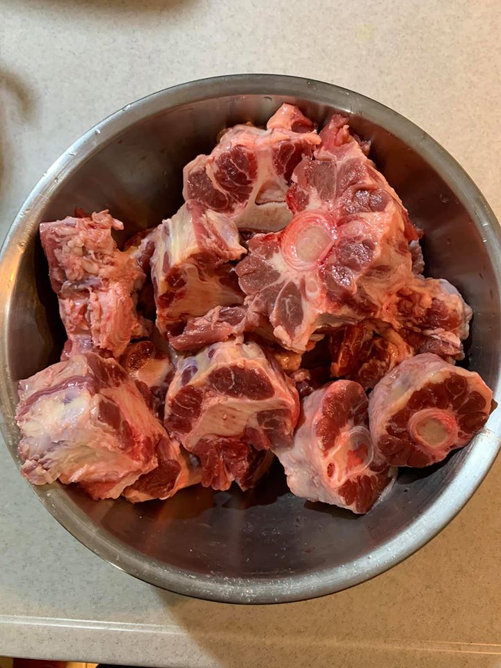 牛尾2條切3.5公分肉塊,剪除旁邊的肥油。