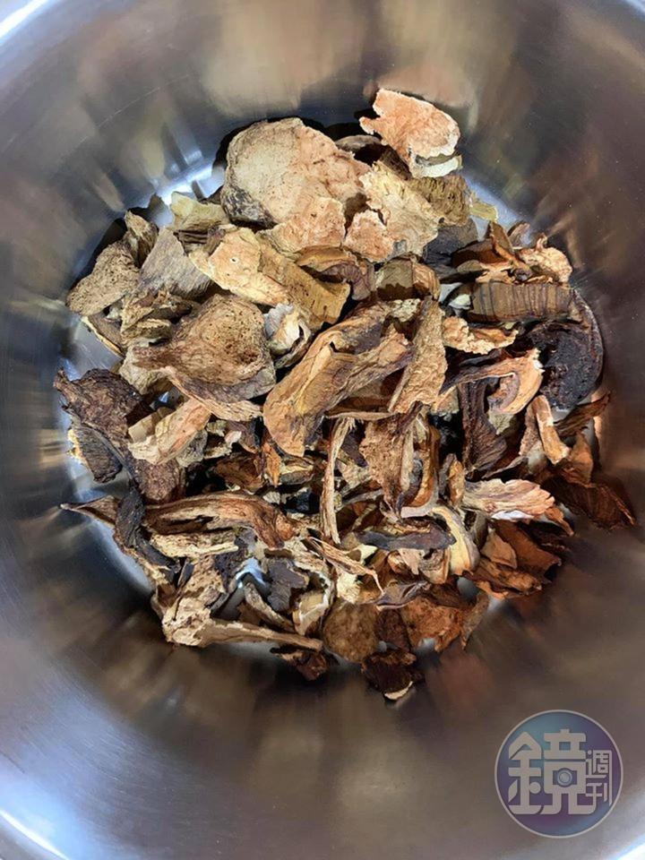 早上先進行的作業，把牛肝菌放入鍋中。