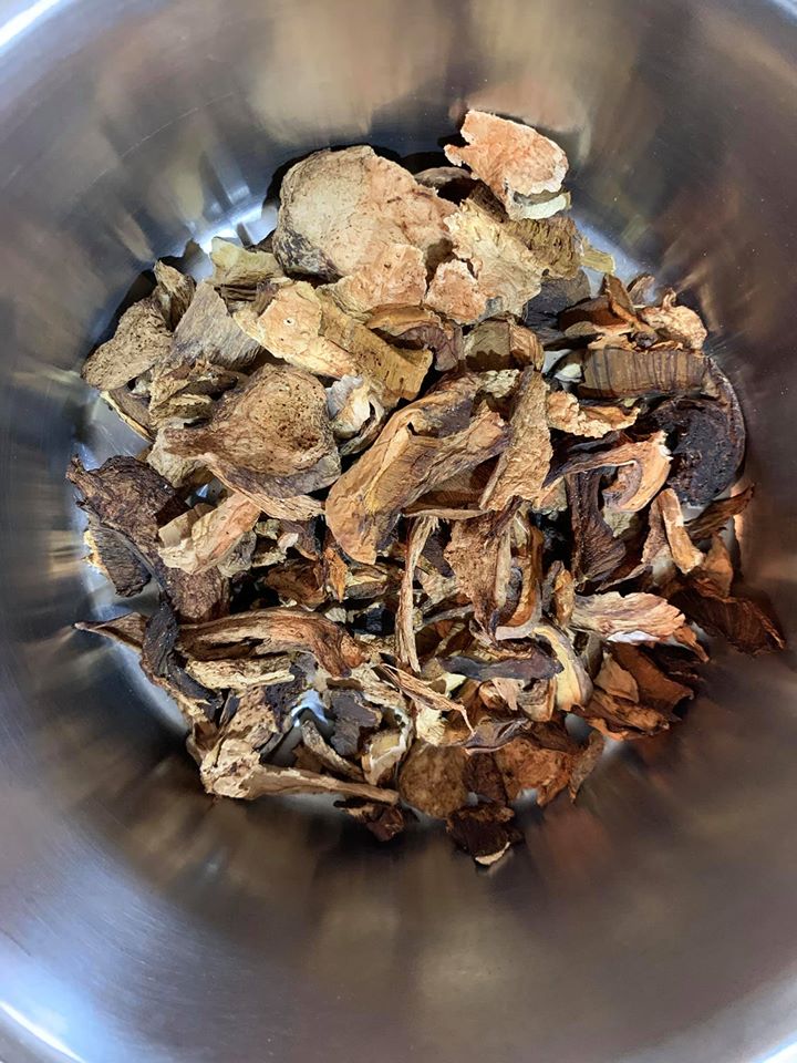 早上先進行的作業,把牛肝菌放入鍋中。