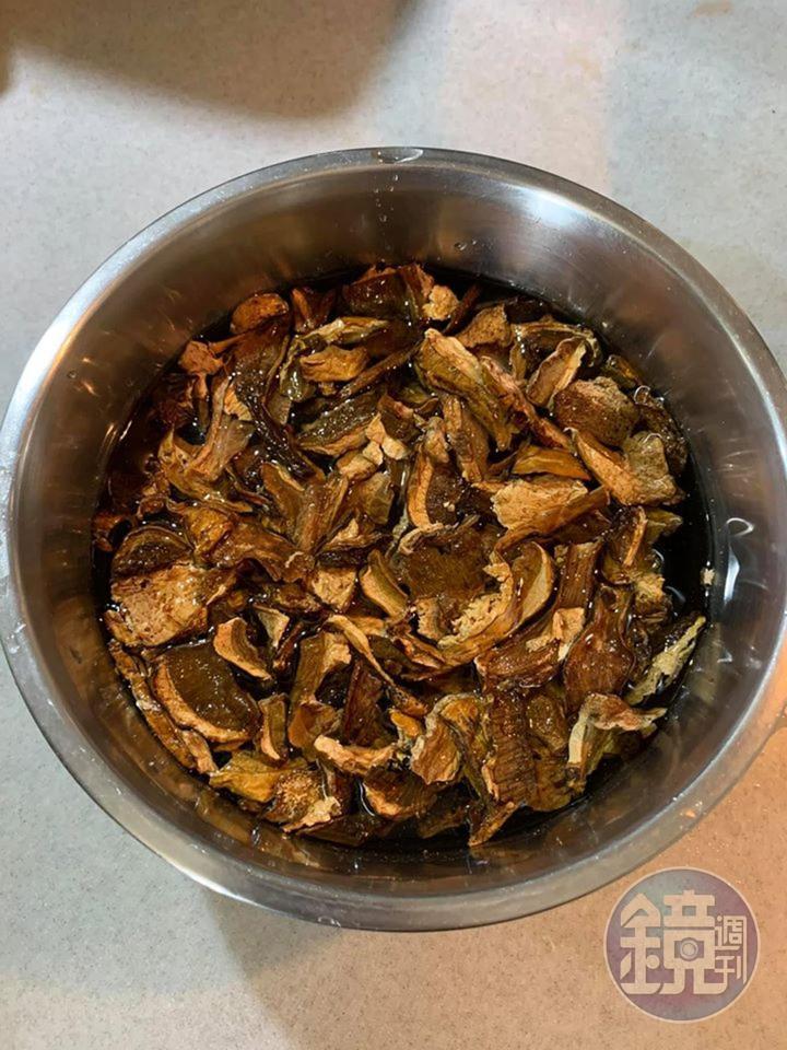 牛肝菌泡水備用。
