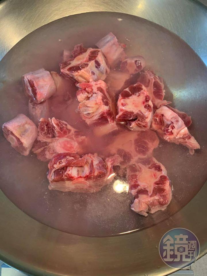 放入牛尾汆燙。