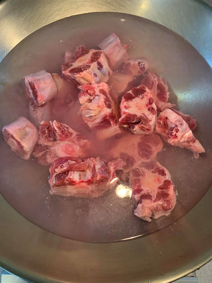放入牛尾汆燙。
