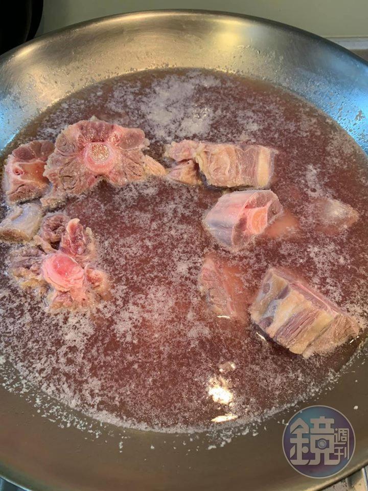 等水煮開，肉眼可見產生許多浮沫。