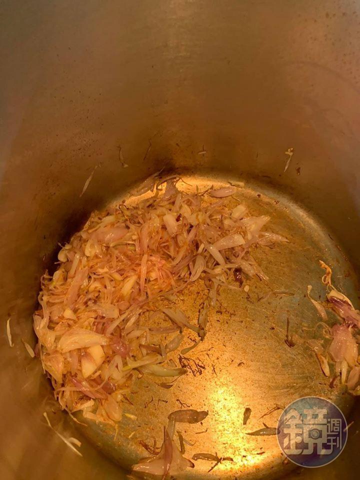 將紅蔥頭炒香。