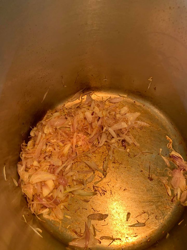 將紅蔥頭炒香。