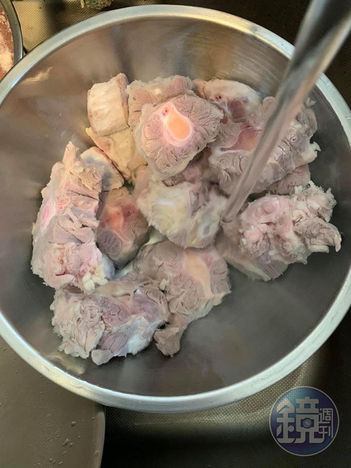 注意！炒紅蔥頭的同時，牛尾還在沖，需沖到徹底乾淨。