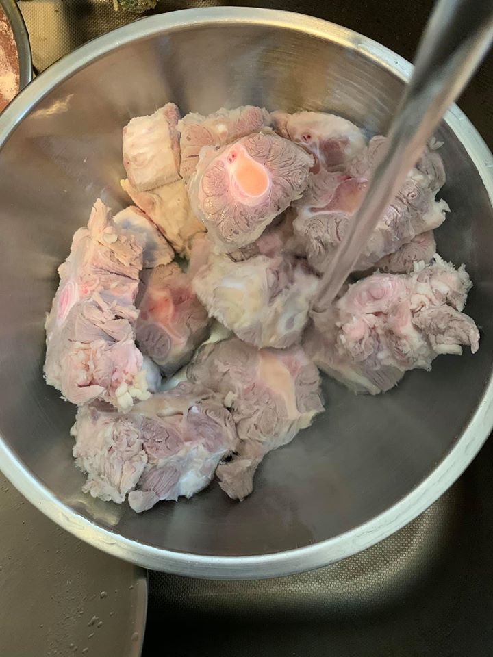 注意!炒紅蔥頭的同時,牛尾還在沖,需沖到徹底乾淨。
