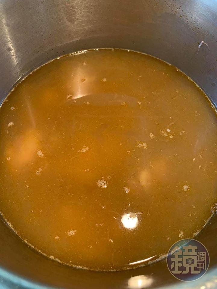 倒入預先準備好的牛肉清湯。