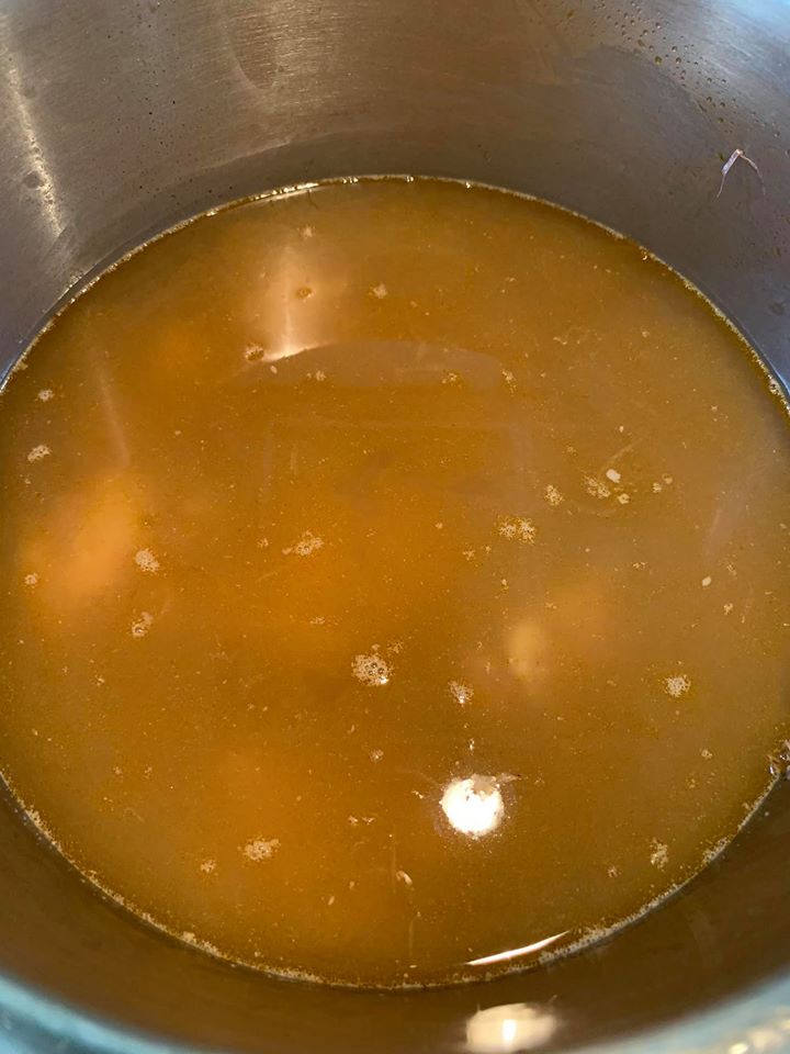 倒入預先準備好的牛肉清湯。