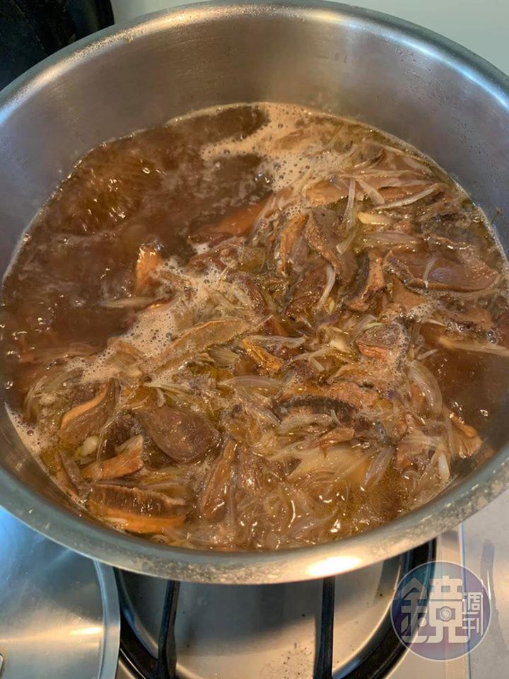 等湯初沸後撈取浮油。