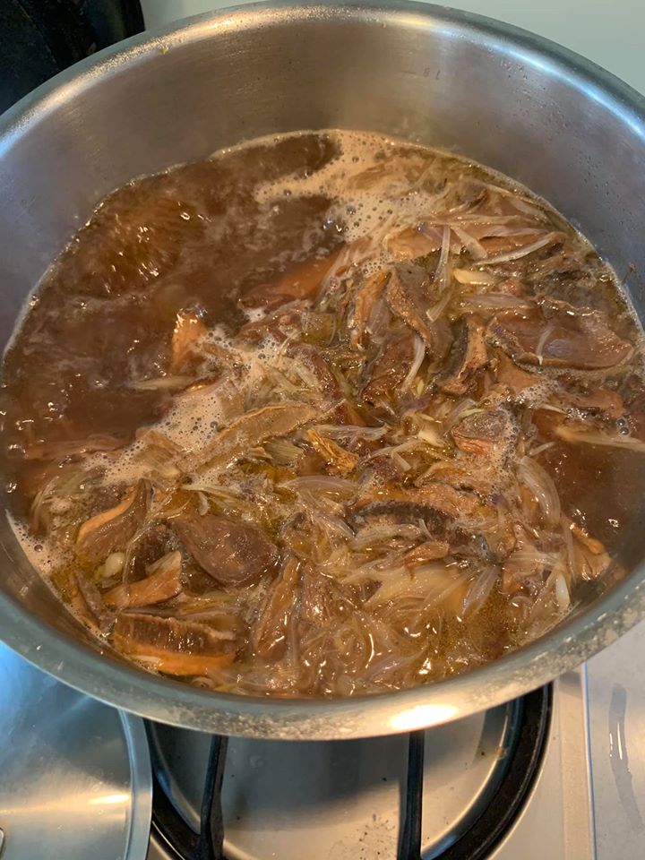 等湯初沸後撈取浮油。
