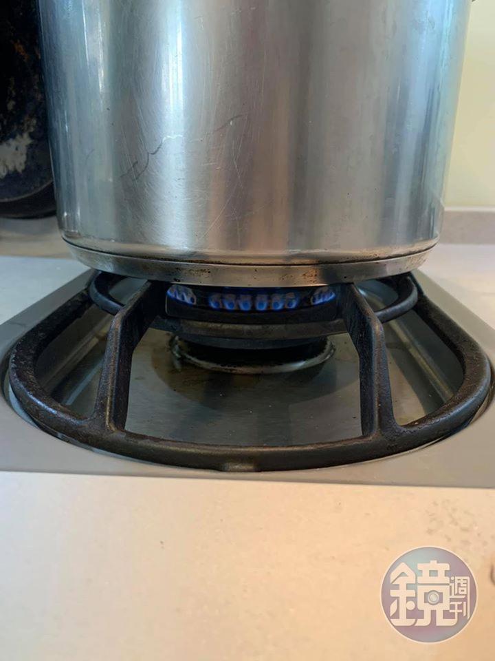 等湯初沸後，立刻轉小火燉煮，至少需煮90分鐘。