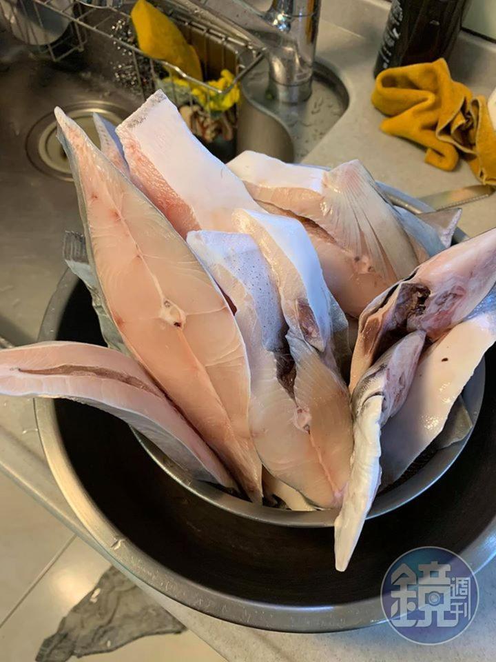 白鯧切成厚片。