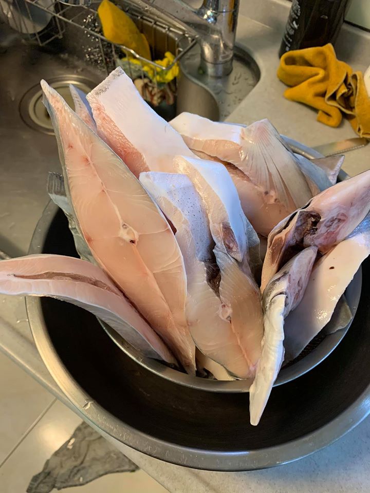 白鯧切成厚片。