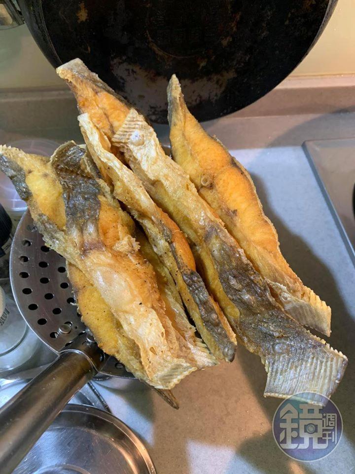 入油鍋炸成金黃色。