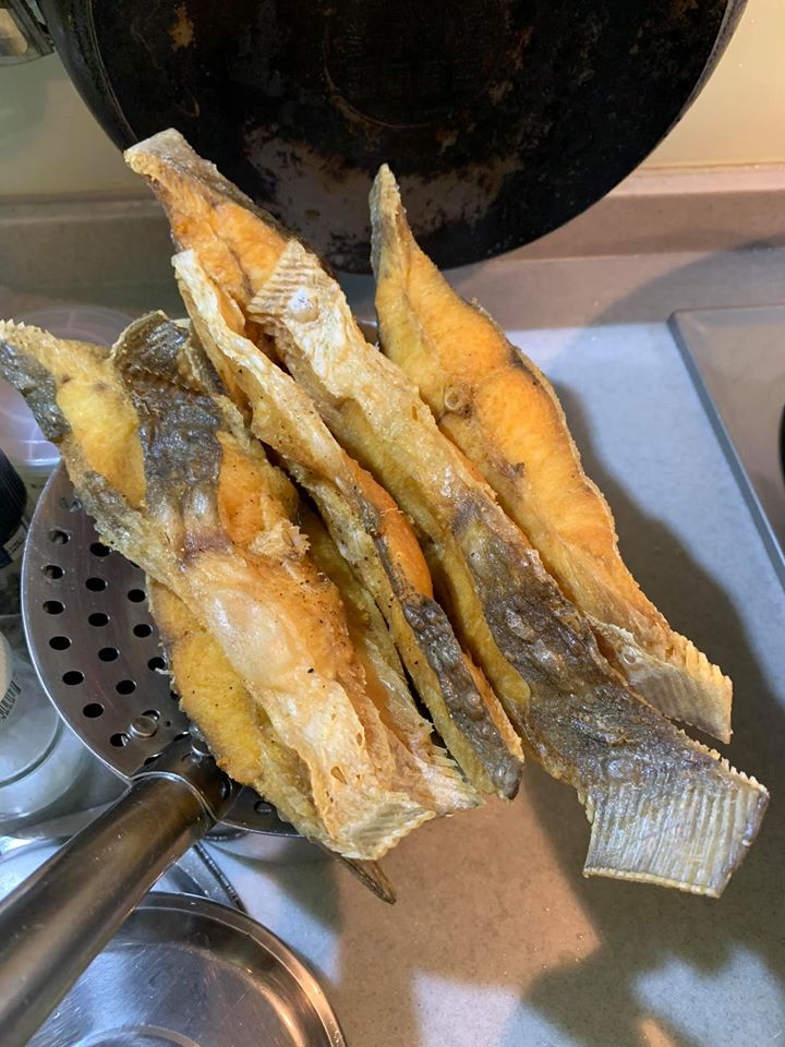入油鍋炸成金黃色。