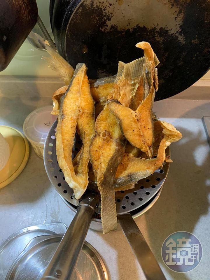 要將魚身上殘留的油分瀝乾淨。