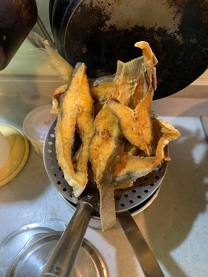 要將魚身上殘留的油分瀝乾淨。