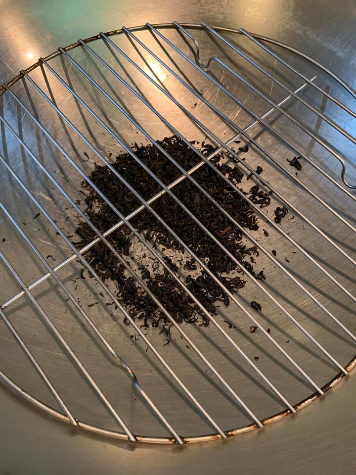 乾鍋中放入茶葉，放上架子準備燻魚。