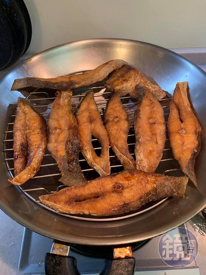 等茶冒煙後,將魚片平鋪鐵架上,一定要蓋上鍋蓋。