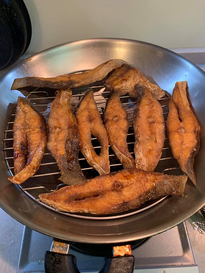 等茶冒煙後，將魚片平鋪鐵架上，一定要蓋上鍋蓋。