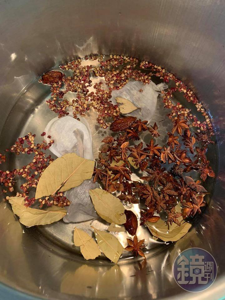 前一天晚上開始浸泡滷水。