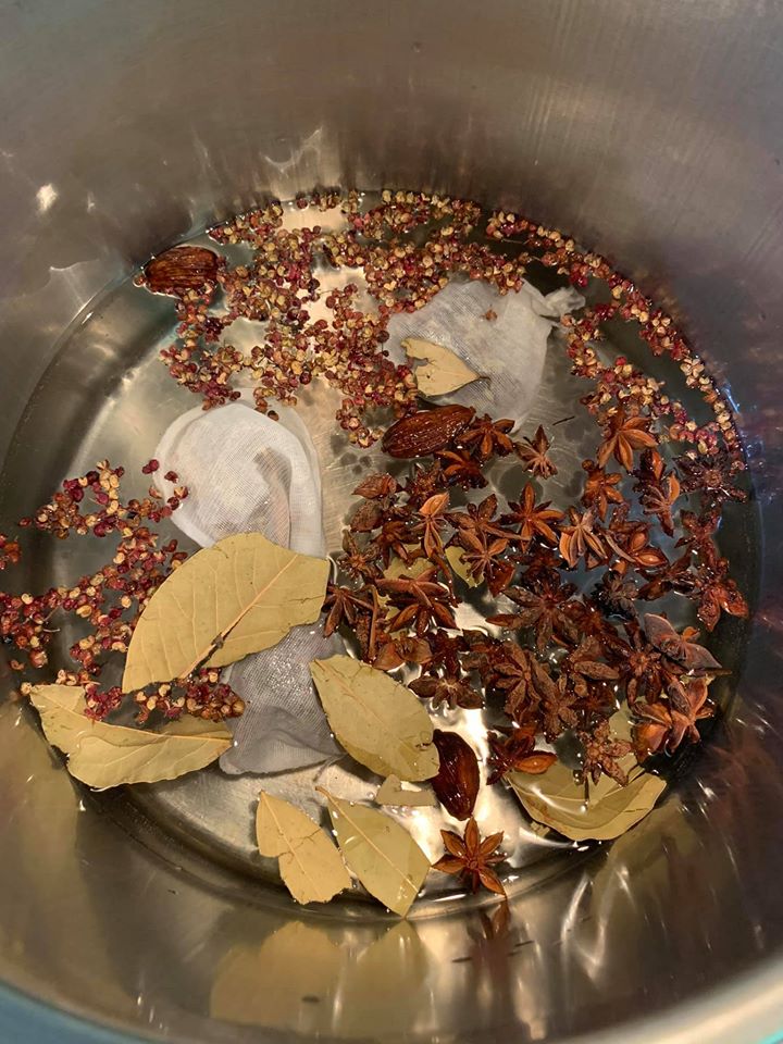 前一天晚上開始浸泡滷水。