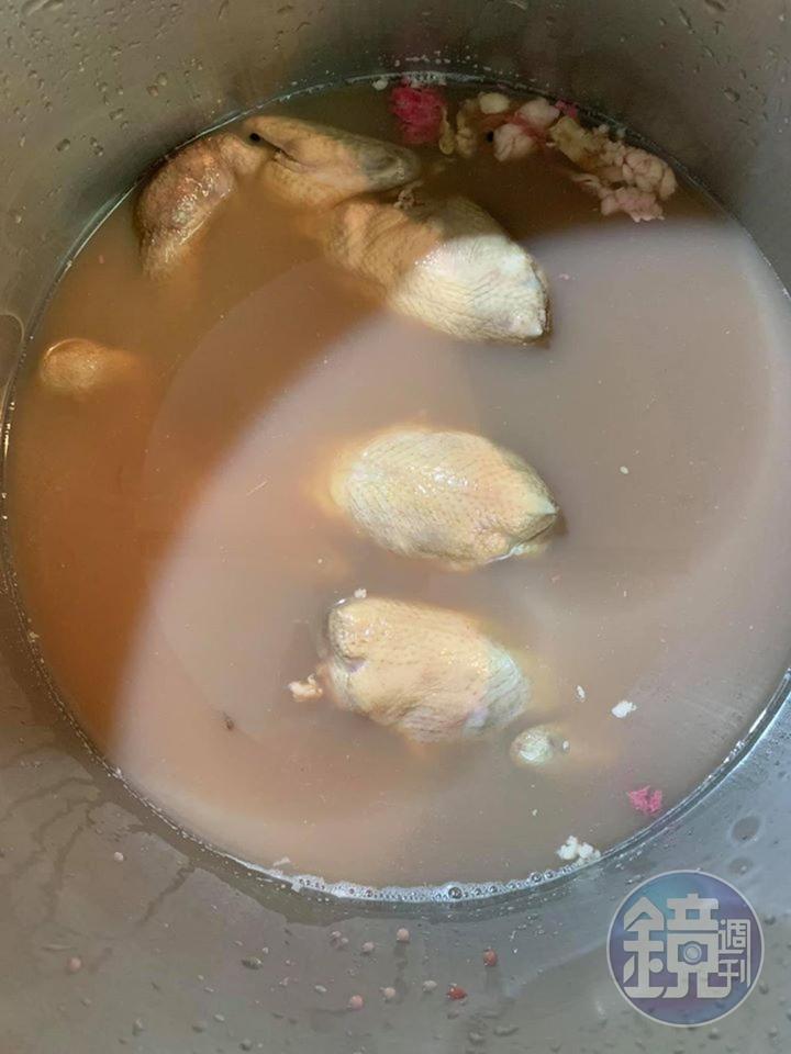 鴿子浸泡滷水8小時後的狀態。