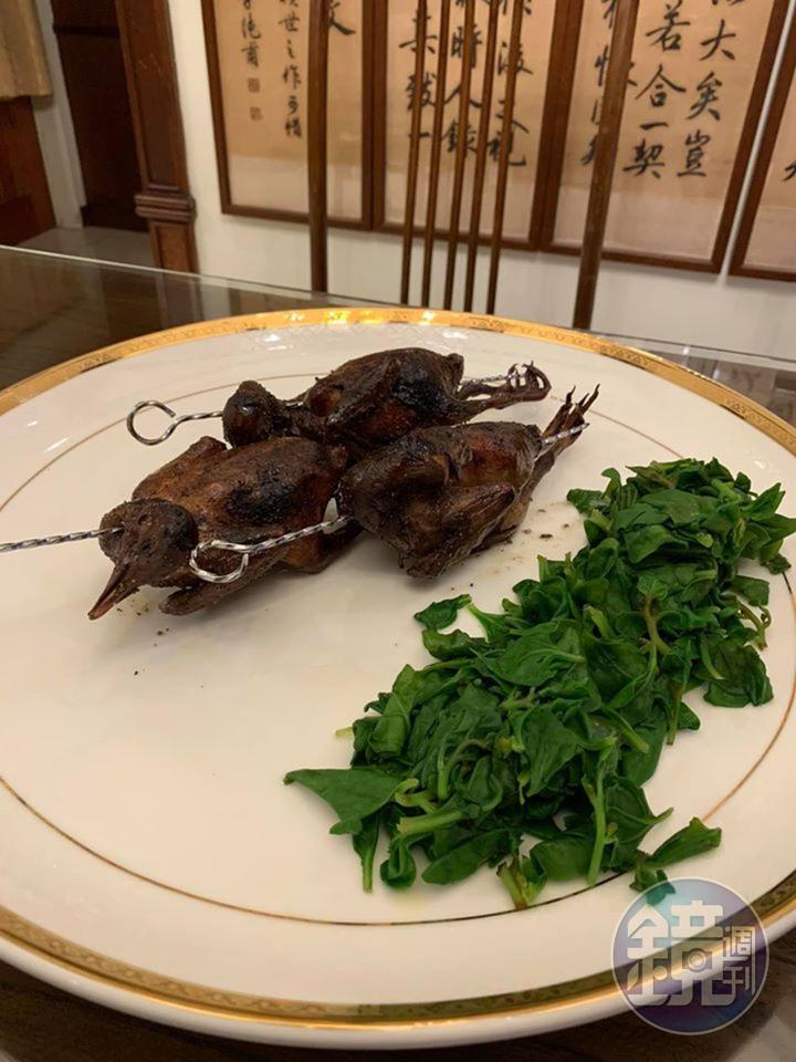 烤乳鴿完成上桌，汆燙好小菠菜葉，放在盤上當作配菜。