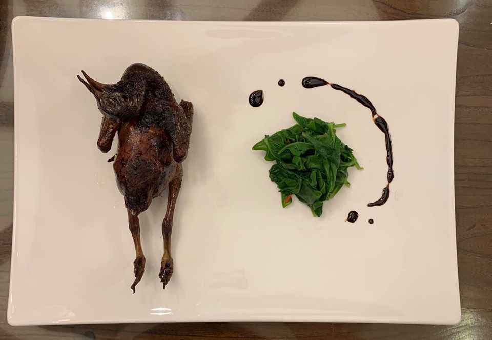 吃的時候剪掉脖子與屁股，就可品嘗香港美食家黃双如說的「一鴿勝九雞」的滷香之味。