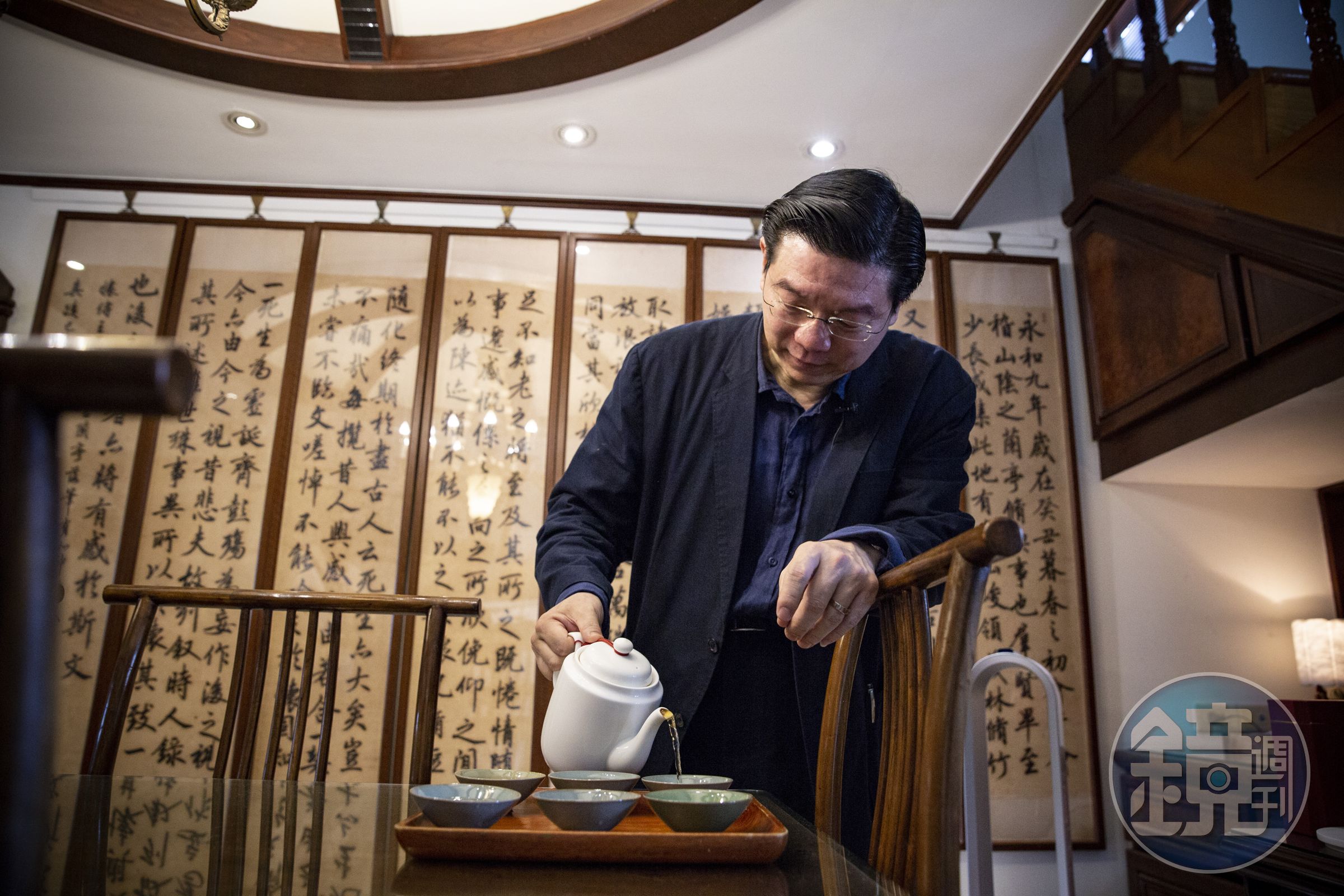 《鏡週刊》社長裴偉愛吃也愛下廚，在廚房中懷抱高度實驗精神，精工細做處理各種食材，現在也公開他自己的廚房筆記。（攝影：王漢順）