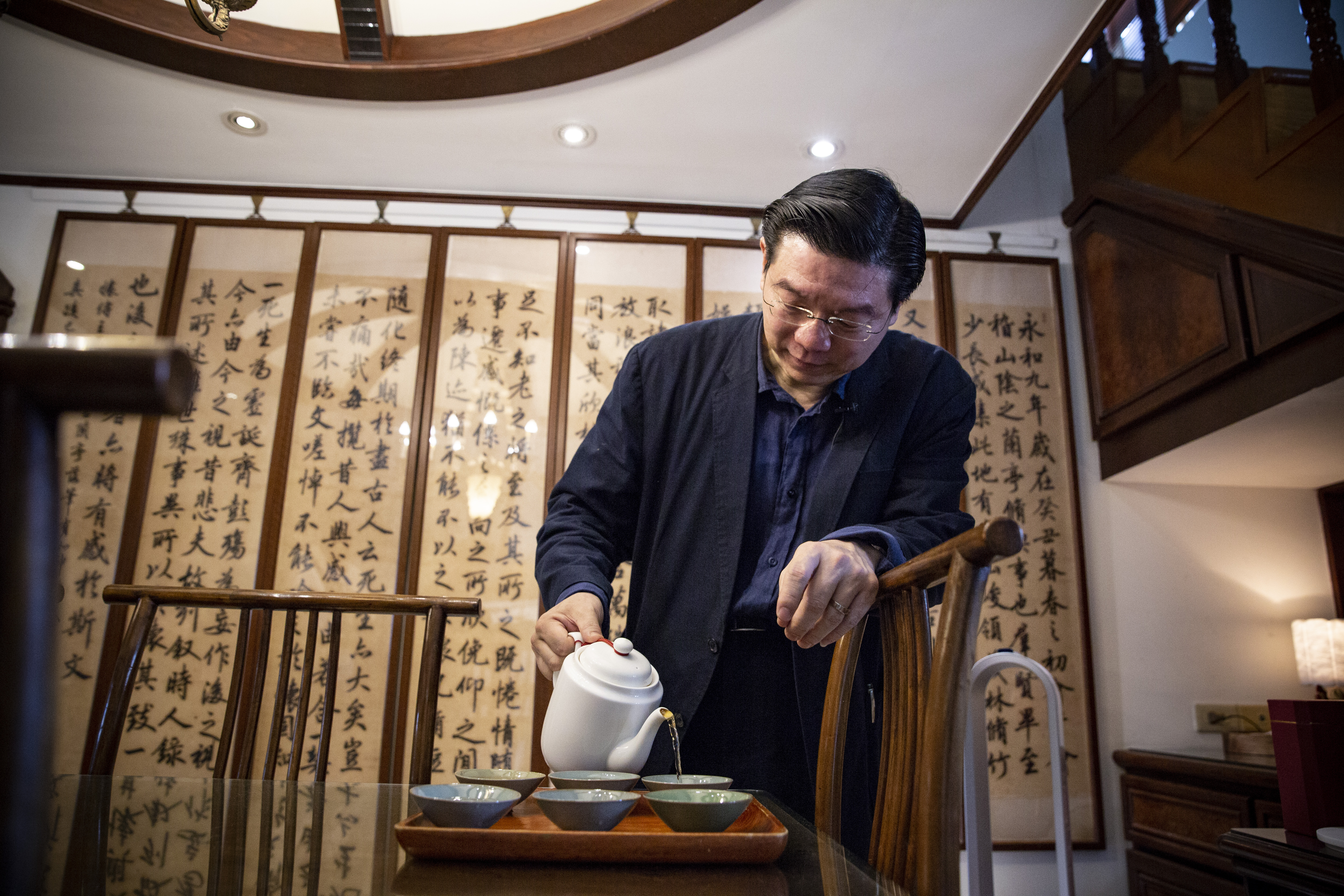 《鏡週刊》社長裴偉愛吃也愛下廚，在廚房中懷抱高度實驗精神，精工細做處理各種食材，現在也公開他自己的廚房筆記。（攝影：王漢順）